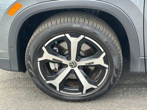 Certified 2025 Volkswagen Tiguan SE w/ Panoramic Sunroof Package image 10