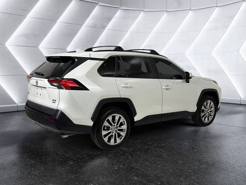 Used 2021 Toyota RAV4 XLE Premium image 4
