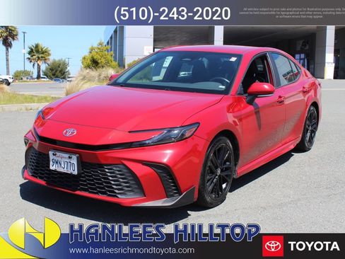 Used 2025 Toyota Camry SE FWD image 3