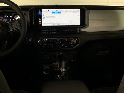 Used 2024 Jeep Gladiator Sport image 15