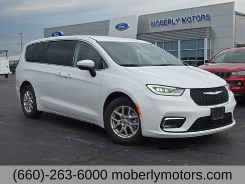 Used 2023 Chrysler Pacifica Touring-L FWD image 1