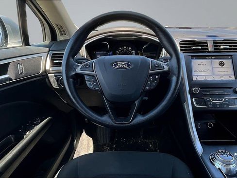 Used 2017 Ford Fusion SE w/ Fusion SE Technology Package FWD image 8