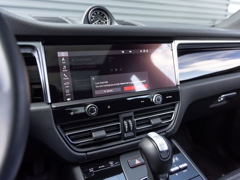 Certified 2025 Porsche Macan AWD/4WD image 15