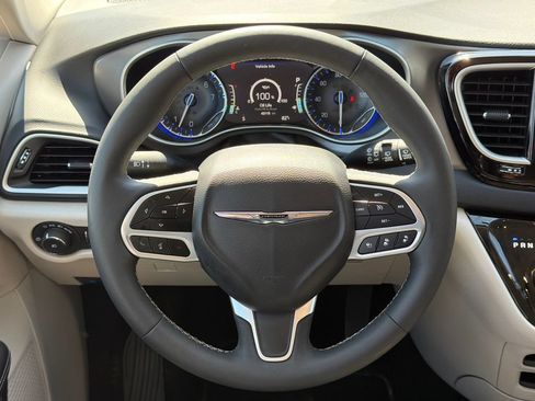 Used 2024 Chrysler Pacifica Touring-L FWD image 15
