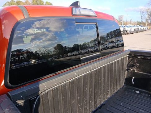 Used 2017 Toyota Tacoma TRD Sport image 9