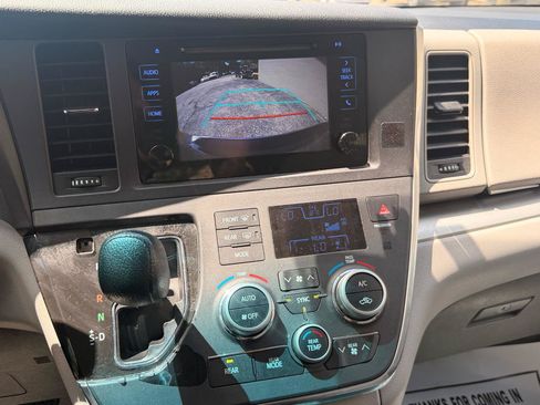 Used 2017 Toyota Sienna LE FWD image 26