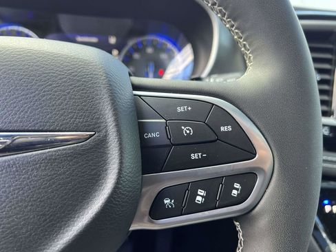 Used 2025 Chrysler Pacifica Select w/ Uconnect Theater Family Group image 30