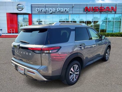 Used 2023 Nissan Pathfinder SL AWD/4WD image 2