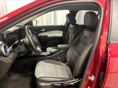 Used 2025 Chevrolet Trax LT w/ LT Convenience Package image 10