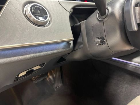 Used 2025 Mercedes-Benz E 350 4MATIC Sedan image 18
