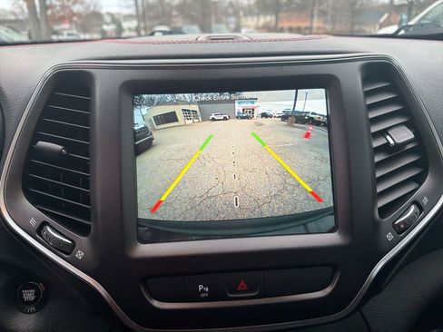 Used 2019 Jeep Cherokee Trailhawk image 25