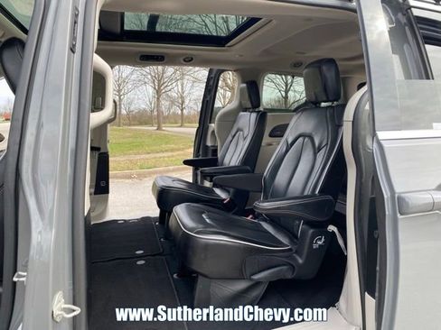 Used 2023 Chrysler Pacifica Limited image 35