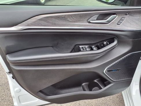 Used 2023 Jeep Grand Cherokee Overland w/ Advanced Protech Group III AWD/4WD image 19