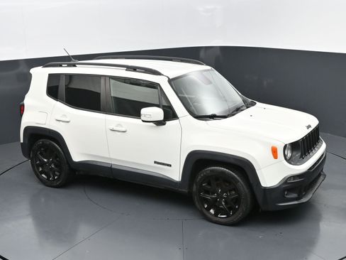 Used 2017 Jeep Renegade Altitude FWD image 33