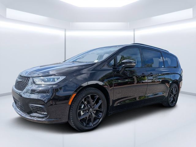 Used 2025 Chrysler Pacifica Limited FWD image 7