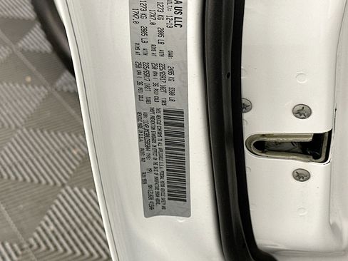 Used 2020 Jeep Cherokee Latitude w/ Cold Weather Group image 12