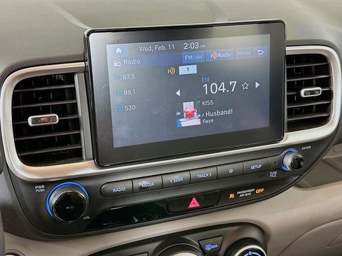 Used 2025 Hyundai Venue SEL image 21