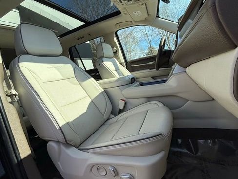 Used 2022 GMC Yukon Denali w/ Denali Premium Package image 18