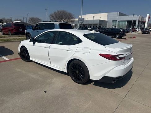 Used 2025 Toyota Camry SE image 5