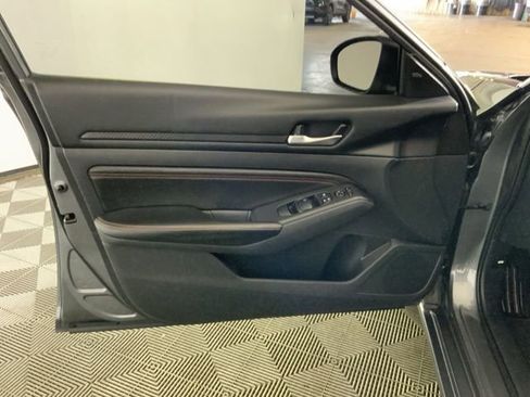 Used 2019 Nissan Altima 2.5 SR w/ SR Premium Package image 17