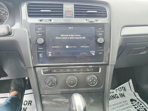 Used 2018 Volkswagen Golf SE image 17