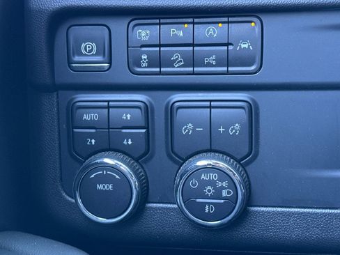 Used 2025 Chevrolet Suburban Z71 image 38