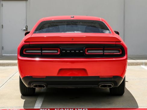 Used 2018 Dodge Challenger SXT RWD image 5