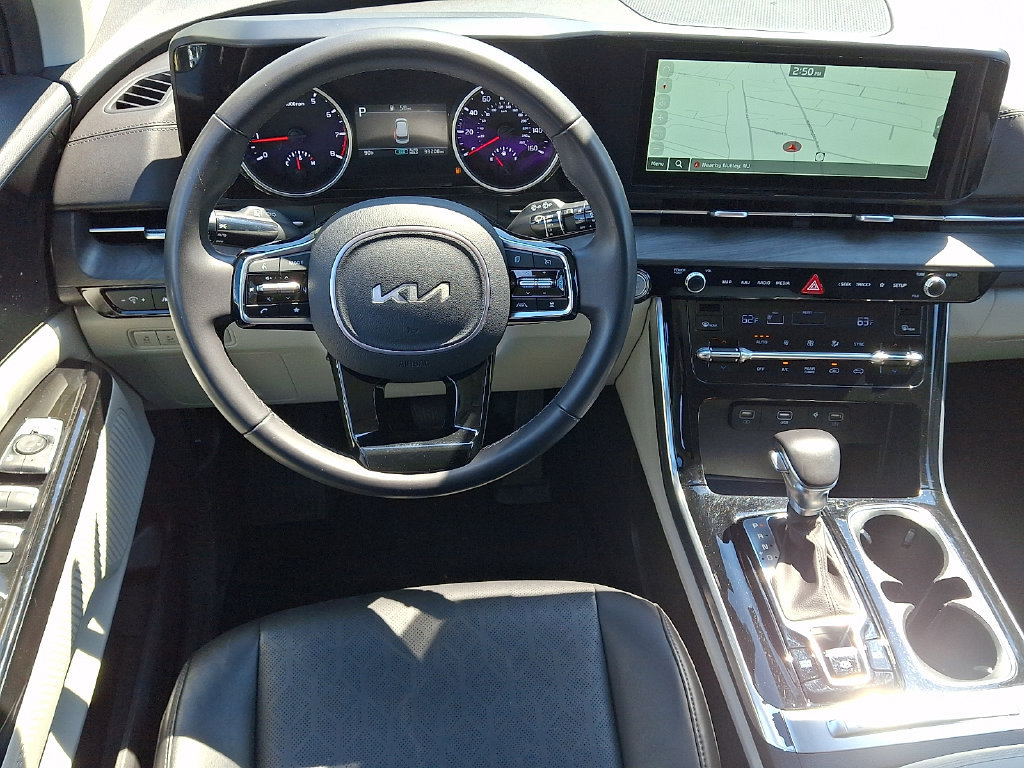 Used 2024 Kia Carnival EX FWD image 12
