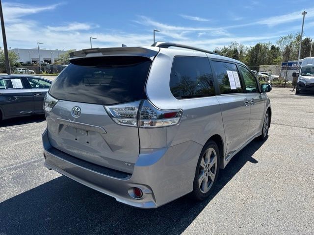 Used 2018 Toyota Sienna SE FWD image 3