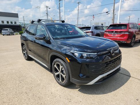 New 2025 Volkswagen Tiguan SE image 7