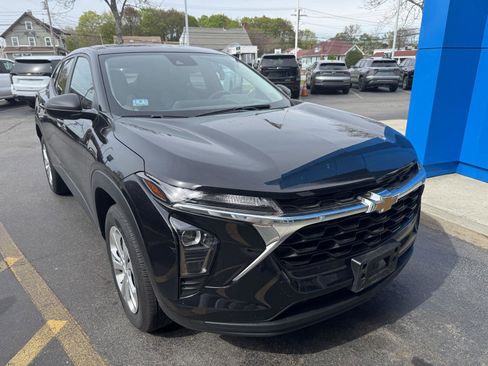 Used 2024 Chevrolet Trax LS FWD image 1