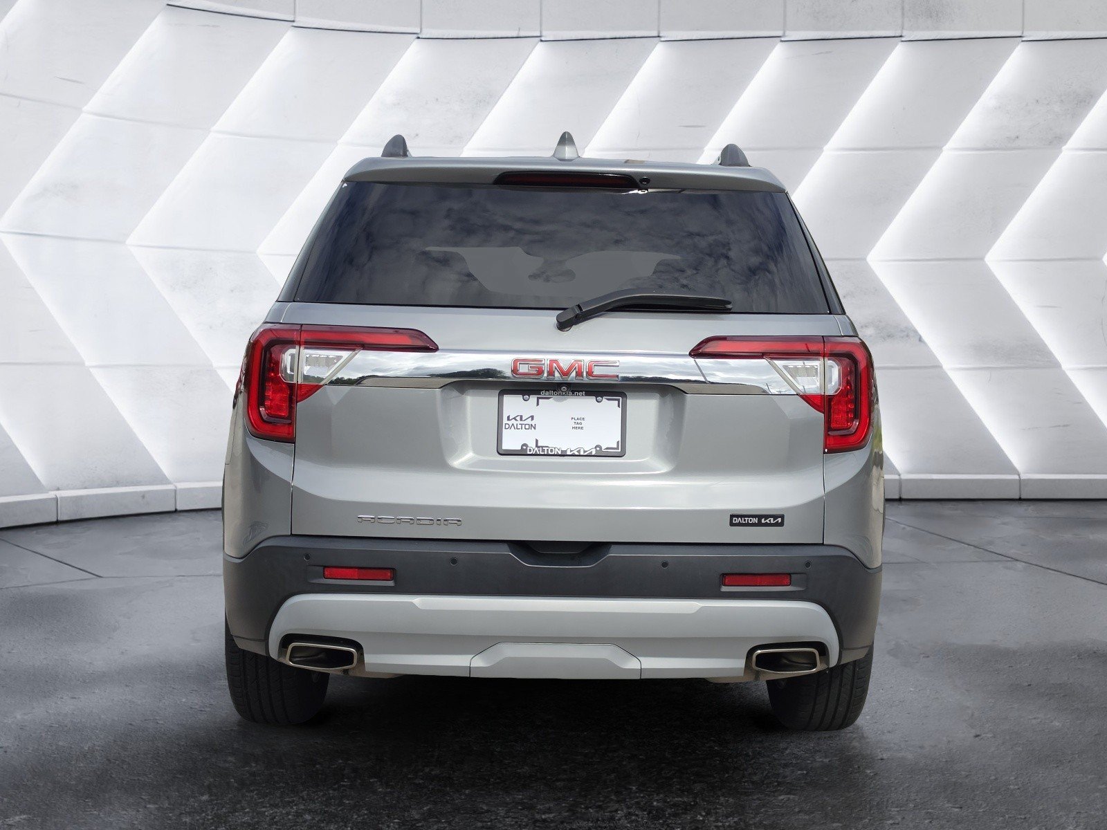 Used 2023 GMC Acadia SLE w/ Driver Convenience Package FWD image 4