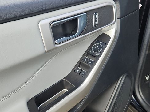 Used 2022 Ford Explorer XLT w/ Equipment Group 202A image 12
