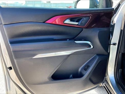 Used 2024 Chevrolet Traverse Z71 image 9