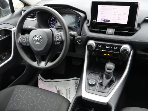 Used 2025 Toyota RAV4 XLE AWD/4WD image 14