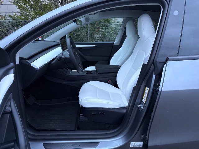 Used 2025 Tesla Model Y Long Range RWD image 14