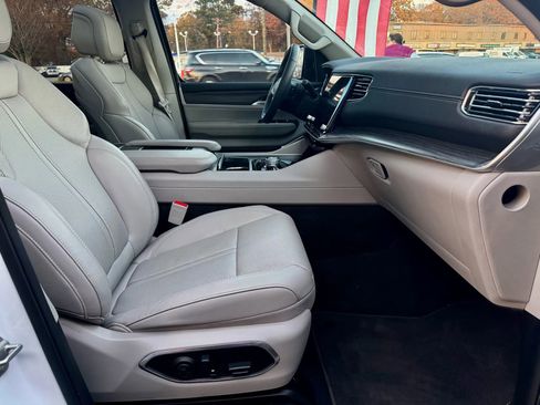 Used 2023 Jeep Wagoneer L Series III w/ Premium Group I image 11