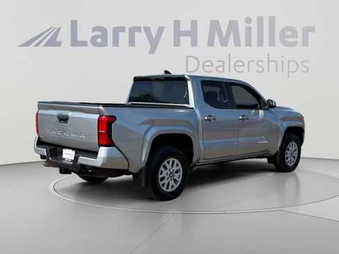 Used 2025 Toyota Tacoma SR5 AWD/4WD image 5