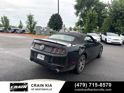 Used 2013 Ford Mustang Convertible RWD image 3