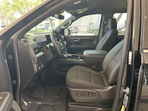 Used 2025 Chevrolet Suburban LS RWD image 5