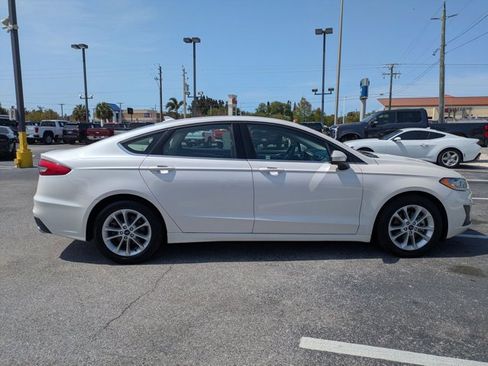 Certified 2019 Ford Fusion SE image 4
