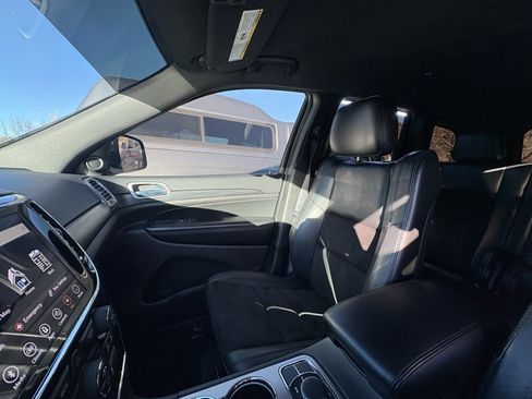 Used 2019 Jeep Grand Cherokee Altitude image 23