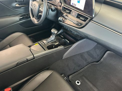 Used 2025 Lexus ES 300h w/ Premium Package image 12