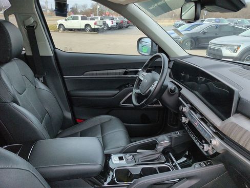 Used 2023 Kia Telluride EX w/ EX Captain's Chair Package image 7