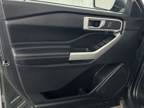 Used 2022 Ford Explorer XLT w/ Equipment Group 202A image 8