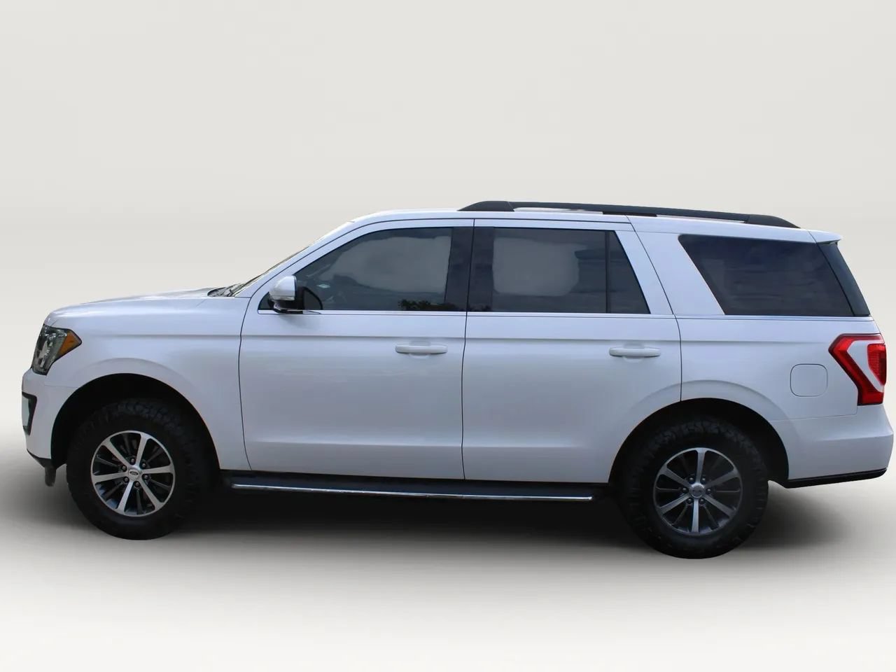 Used 2018 Ford Expedition XLT w/ Equipment Group 202A AWD/4WD image 5
