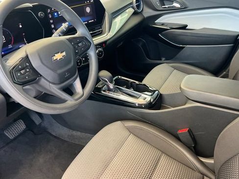 Used 2025 Chevrolet Trax LT FWD image 10