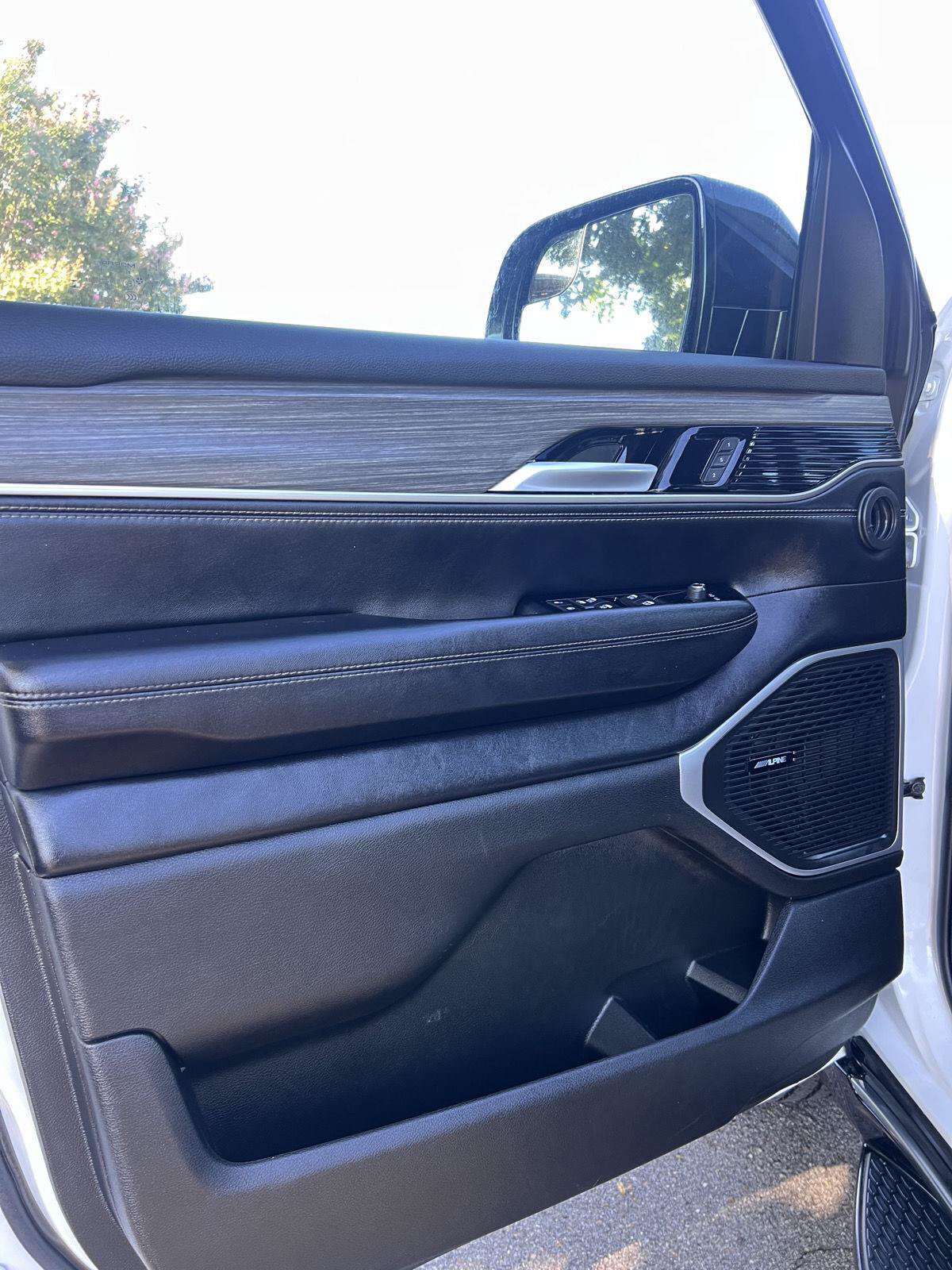 Used 2024 Jeep Wagoneer Series II AWD/4WD image 15