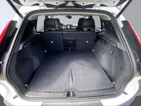 Used 2024 Volvo XC40 B5 Plus AWD/4WD image 26