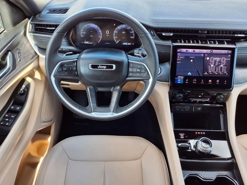 Certified 2025 Jeep Grand Cherokee Limited AWD/4WD image 6